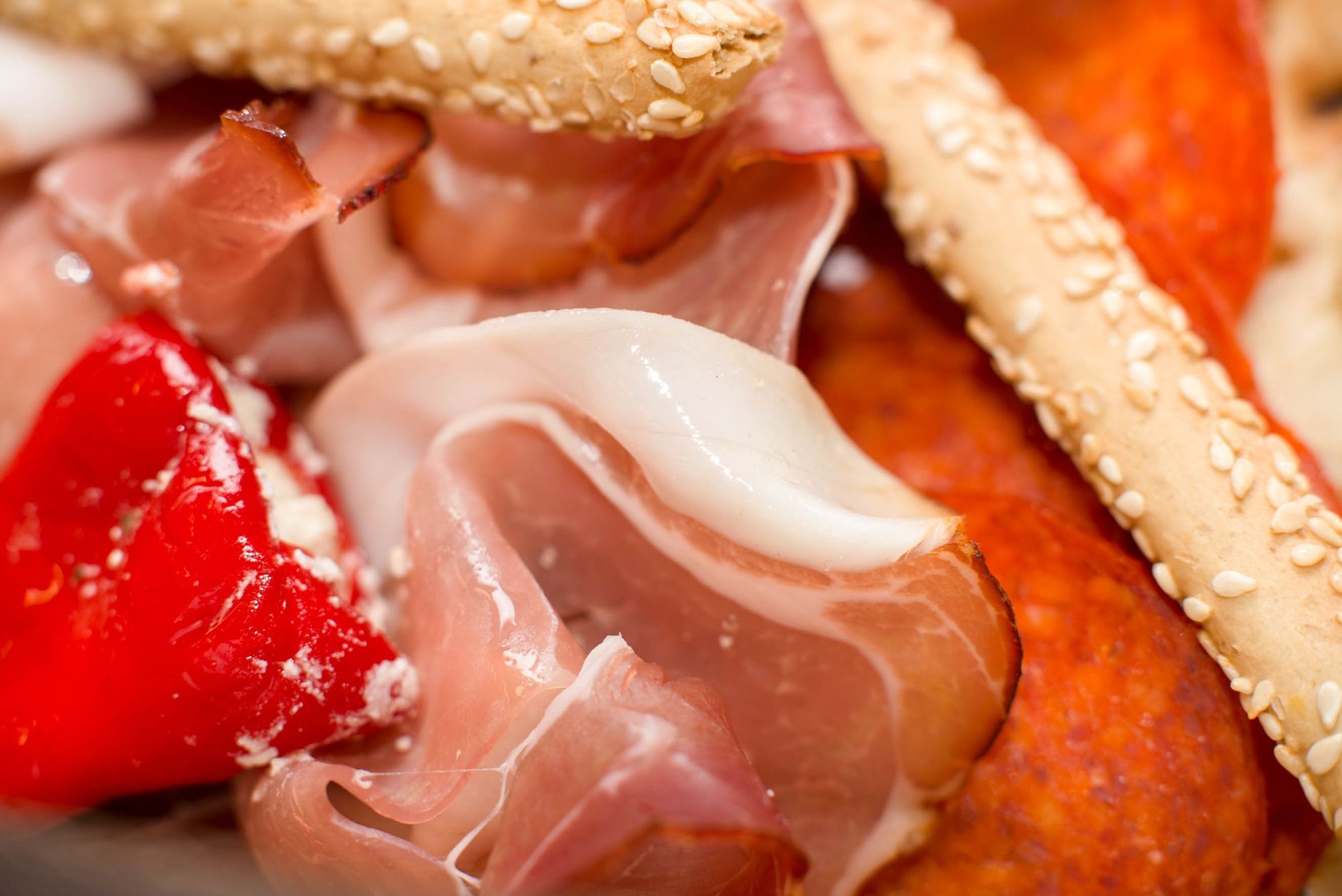 Platou rece de aperitive cu prosciutto și legume