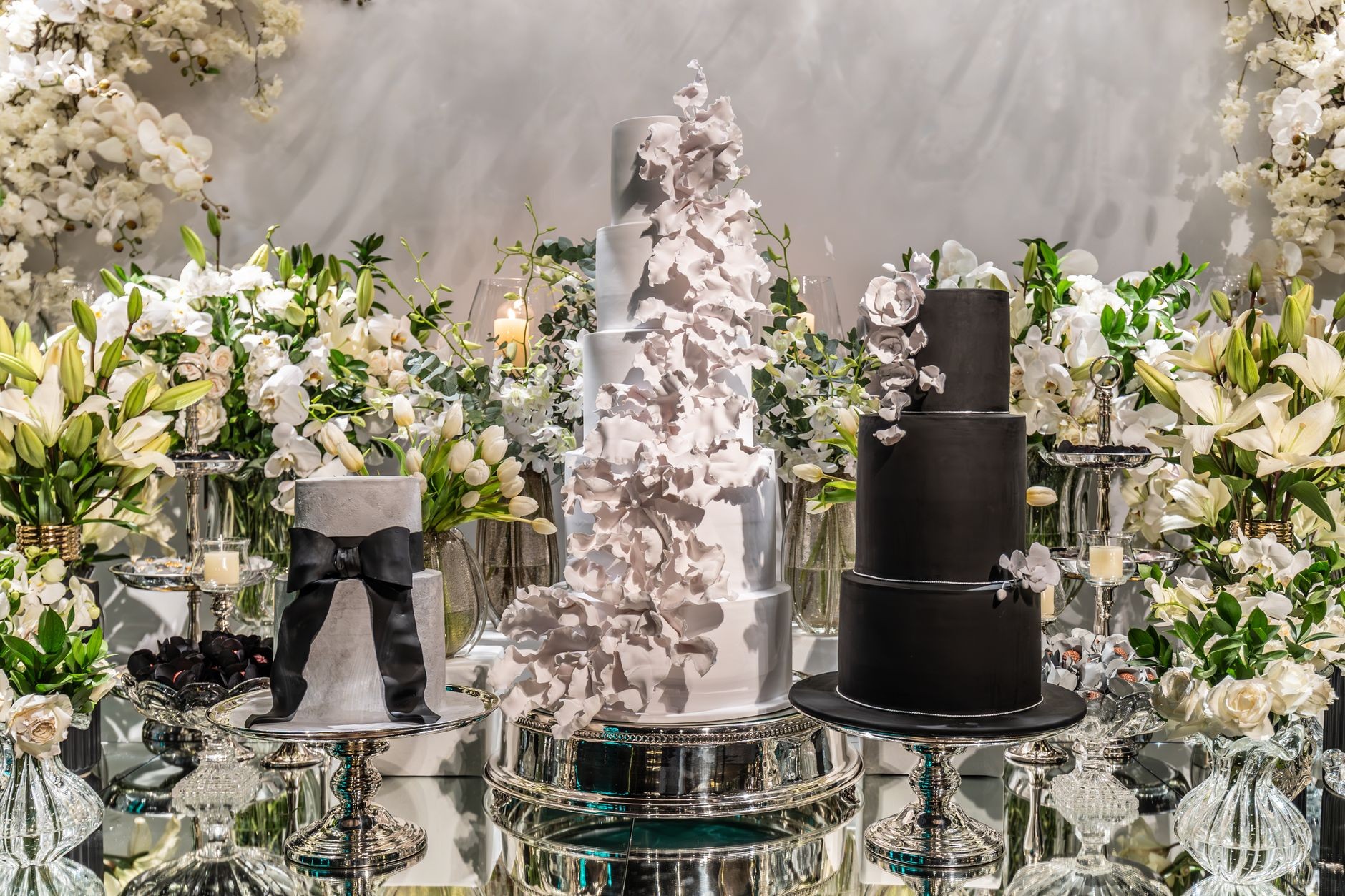 Tort festiv cu decor floral pentru evenimente